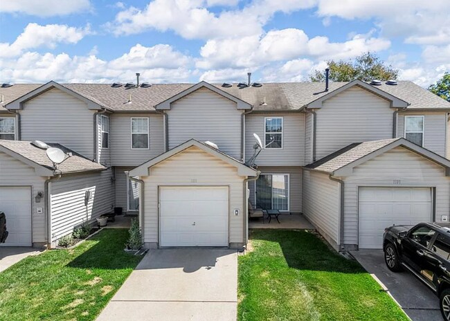 Building Photo - Spacious 3BR Townhome Across From Neighbor...