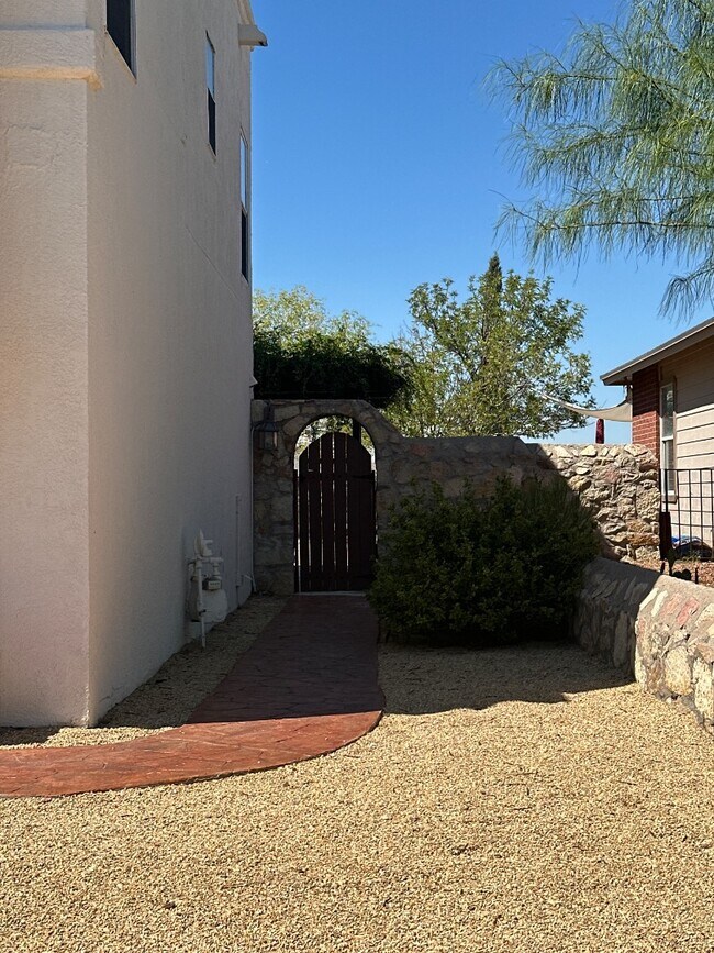 Building Photo - 7461 Plaza Redonda Dr