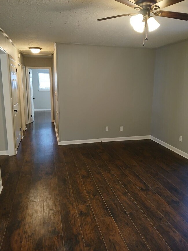 Building Photo - AVAILABLE NOW! MOVE IN READY! CONTACT US T...