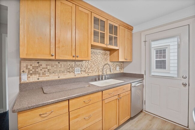 Building Photo - COLLEGE HILL-BEAUTIFULLY MAINTAINED 3 BEDR...