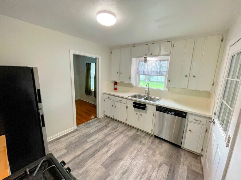 Building Photo - 618 Dunkley Dr