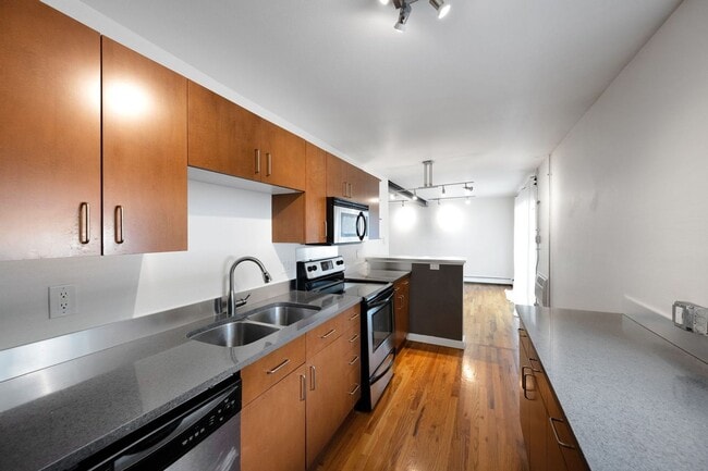 Building Photo - Charming 2BR Condo in Denver