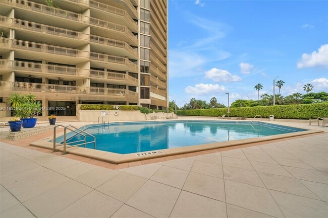 Building Photo - 2901 S Bayshore Dr