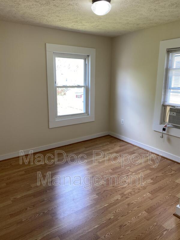 Building Photo - 806 Weedon St