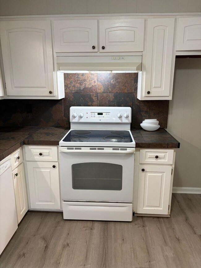 Building Photo - Newly Renovated For You! DEPOSIT SPECIAL $1000.00!