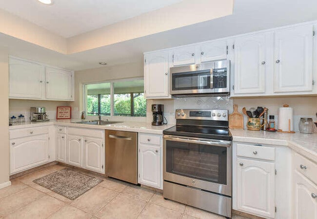 Building Photo - 493 Forestview Dr