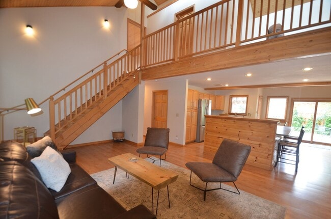 Building Photo - Extended Winter Rental!  Beautiful 3bed/2 ...