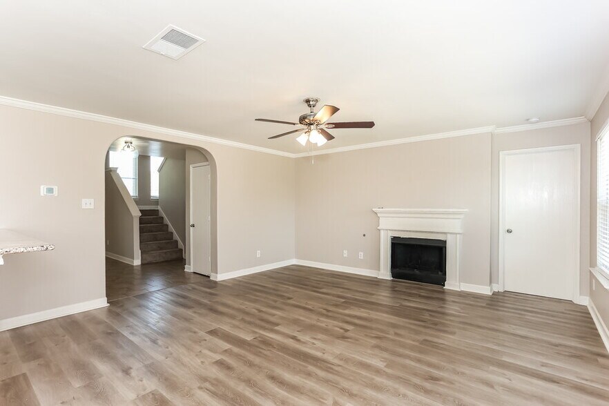 Building Photo - 1110 Hampton Dr
