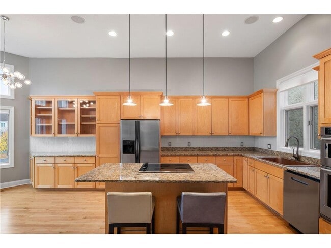 Building Photo - 517 River St