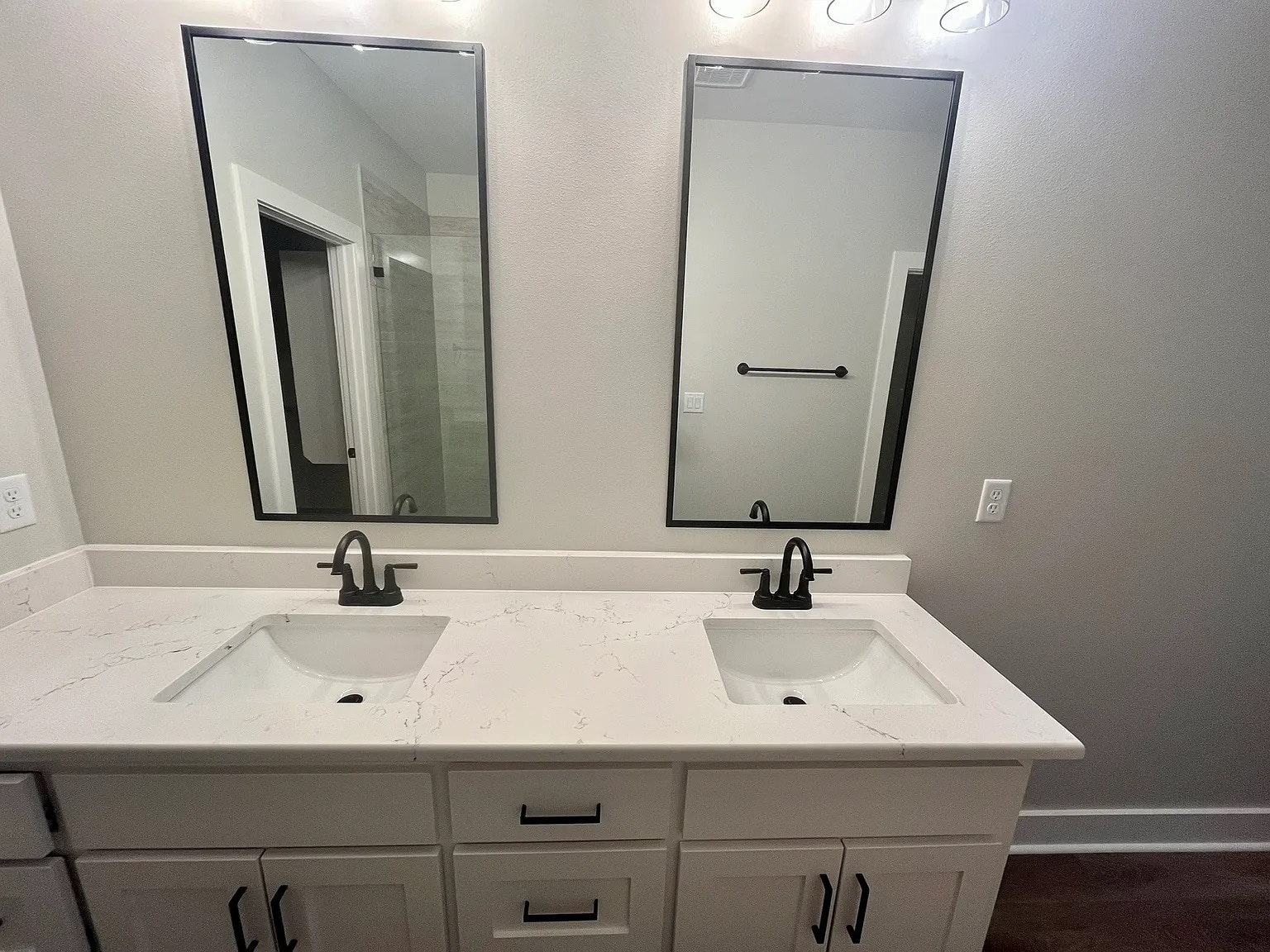 Building Photo - 4812 Old Oak Dr