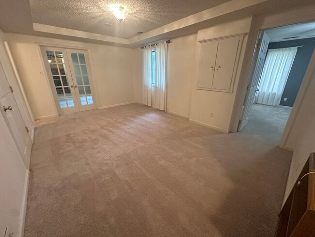 Building Photo - 4 bedroom, 2 1/2 bath