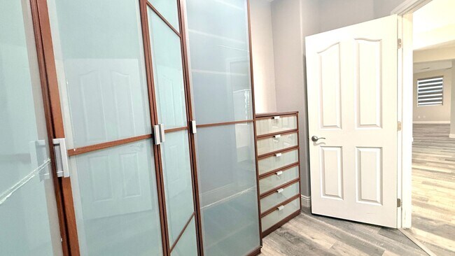 Building Photo - Five bedroom home in Henderson with downstairs bedroom and pool And Spa