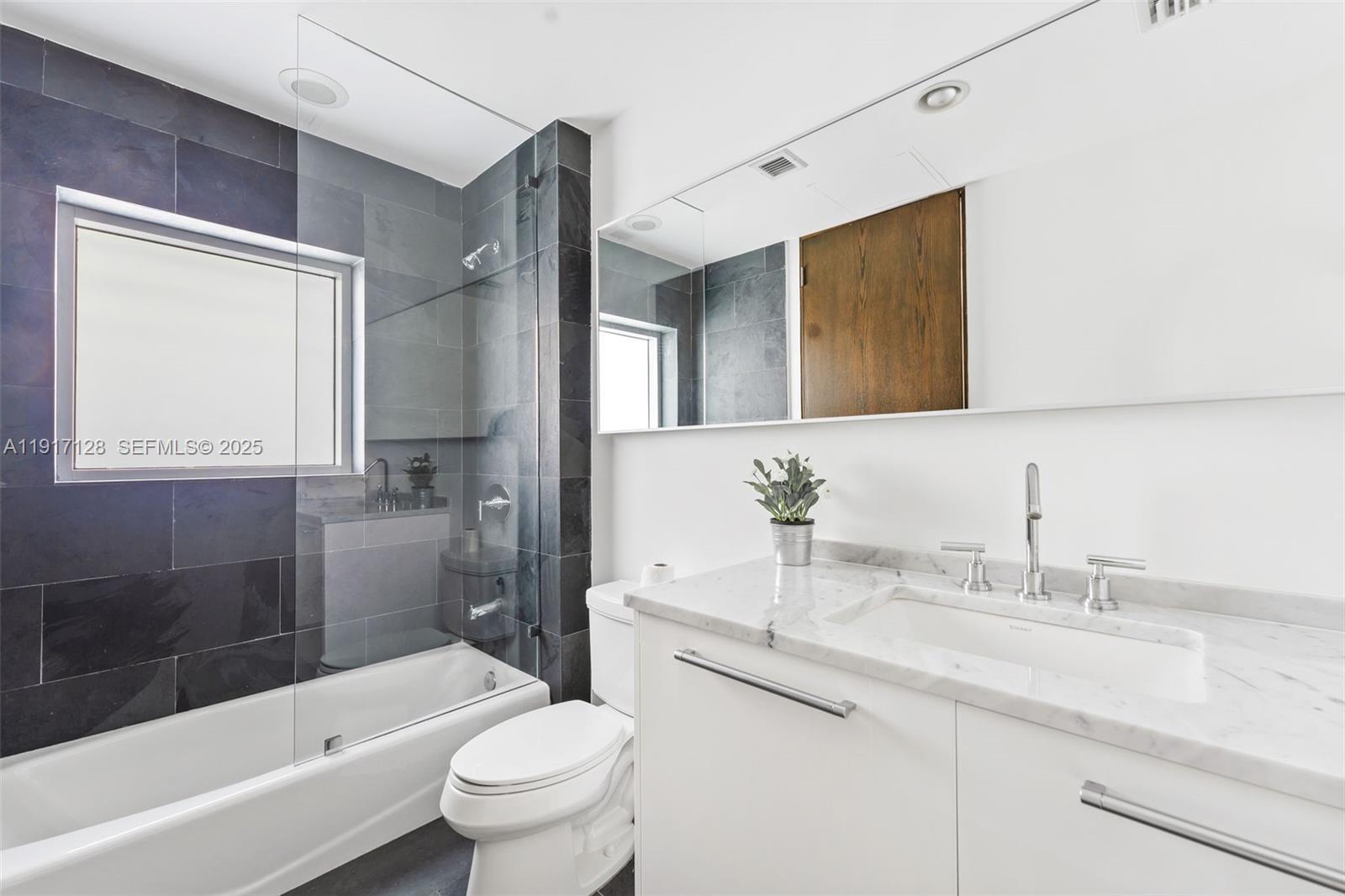 Building Photo - 900 Biscayne Blvd