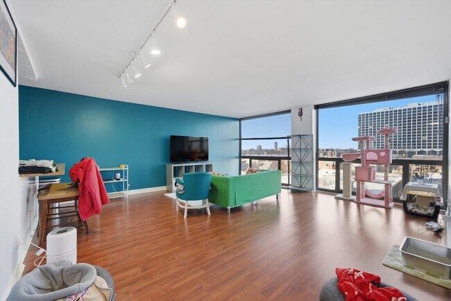 Building Photo - 4343 N Clarendon Ave