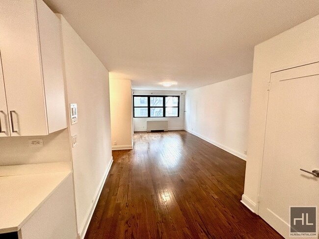 Building Photo - 400 E 89th St