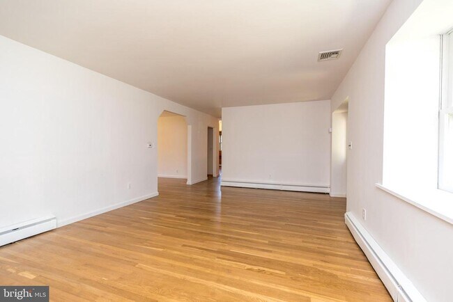 Building Photo - 932 Croton Rd