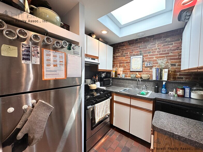 Building Photo - 166 Webster St