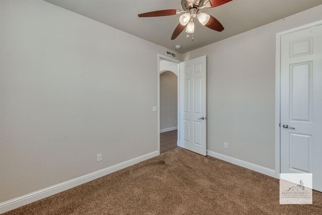 Building Photo - Beautiful 4 bedroom home on the Golf Course!