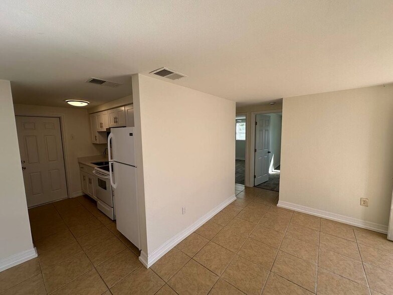 Building Photo - 443 90th Ave N