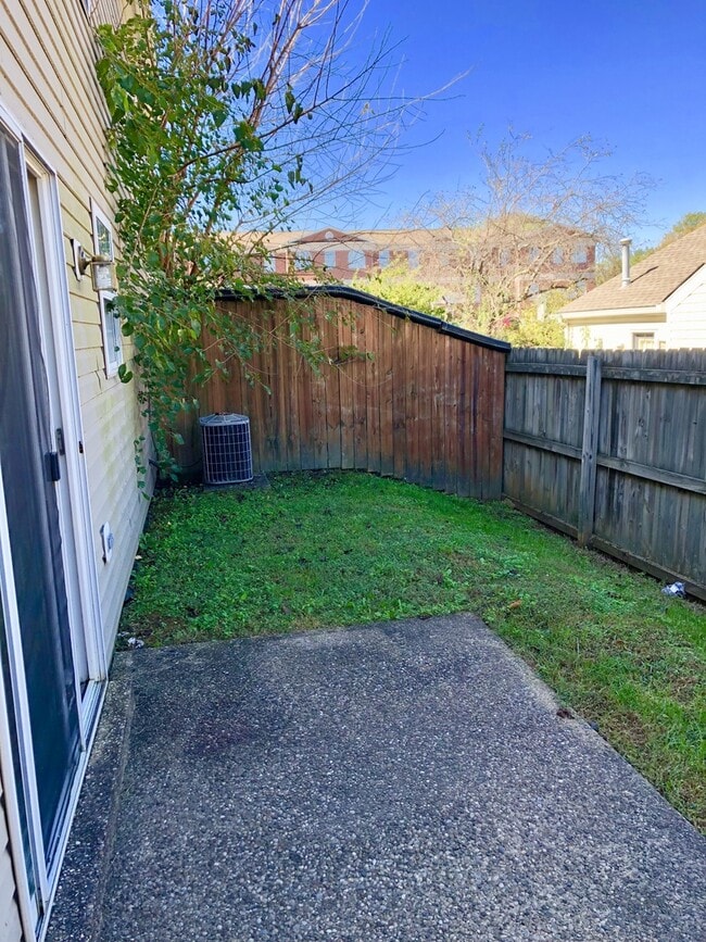 Building Photo - Updated East End Condo For Rent! So Nice