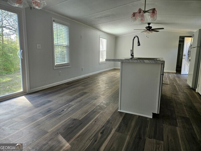 Building Photo - 150 Back St