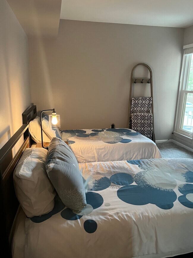 Building Photo - 5803 Royal Ridge Dr