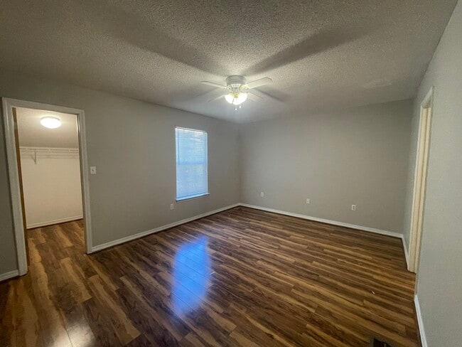 Building Photo - 1805 Whispering Oaks Ln