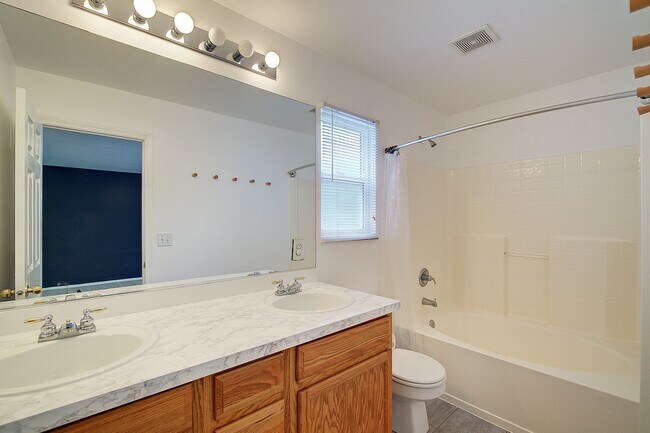 Building Photo - 3Bd/2.5Ba Everett Home