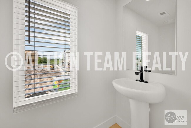 Building Photo - New Townhome in Farmington!