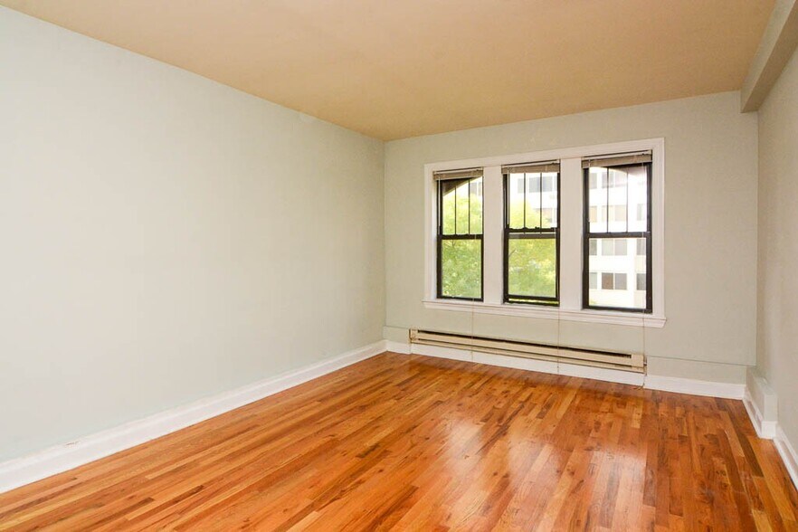 Building Photo - 1352 N Dearborn St