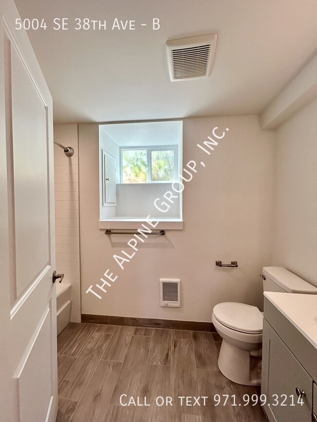 Building Photo - Updated 2 Bedroom near Reed College