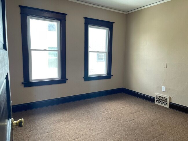 Building Photo - 710 N Poplar St