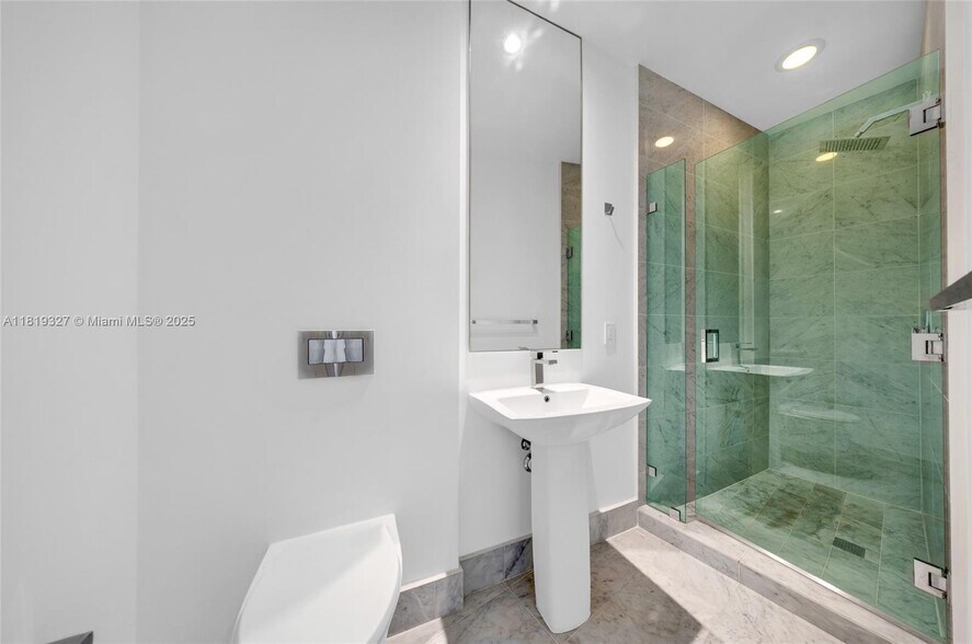 Building Photo - 801 S Miami Ave