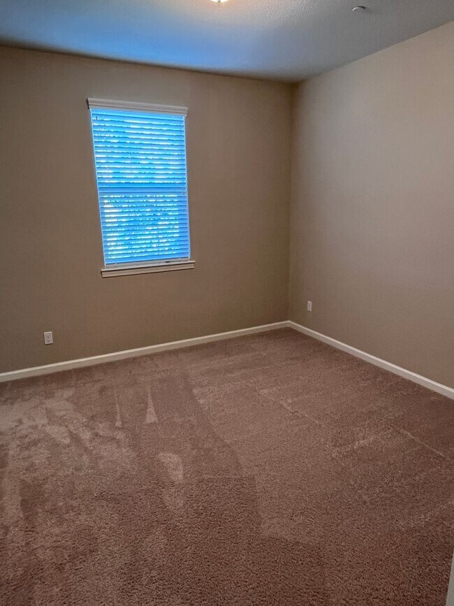 Building Photo - BEAUTIFUL HOME IN WEST ROSEVILLE!!