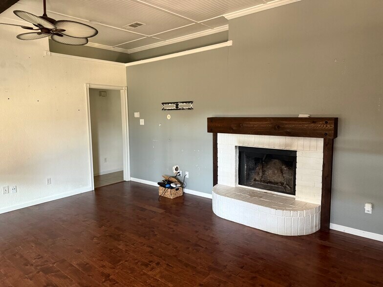 Building Photo - 6301 Glen Knoll Dr