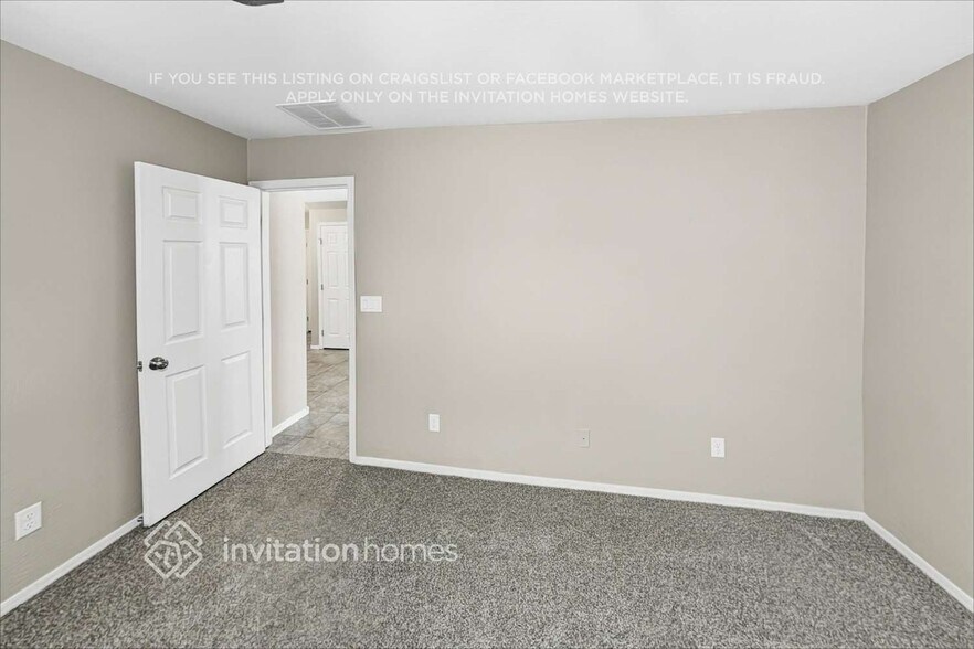 Building Photo - 1425 E Lakeview Dr