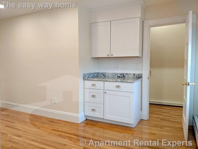 Building Photo - Nicely Updated Top Floor Two Bed Near Davi...