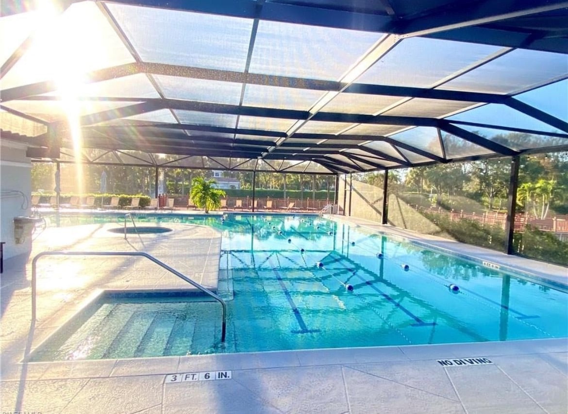 Lap pool and jacuzzi - 6910 Satinleaf Rd N