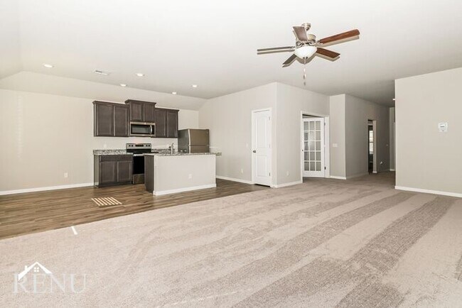 Building Photo - 1605 Maroon Dr