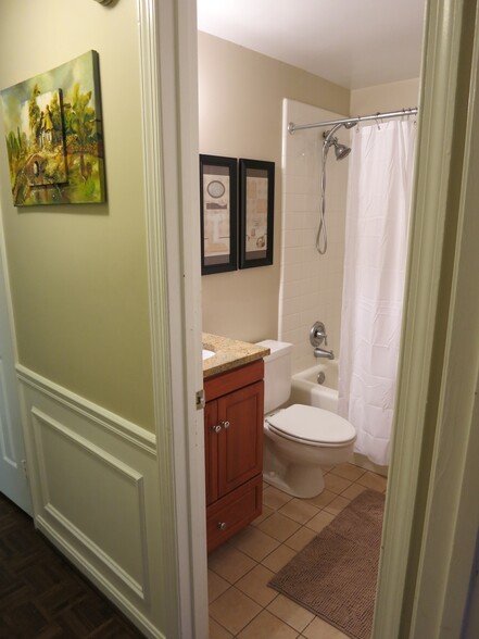 Full Bath - 1755 Q St NW