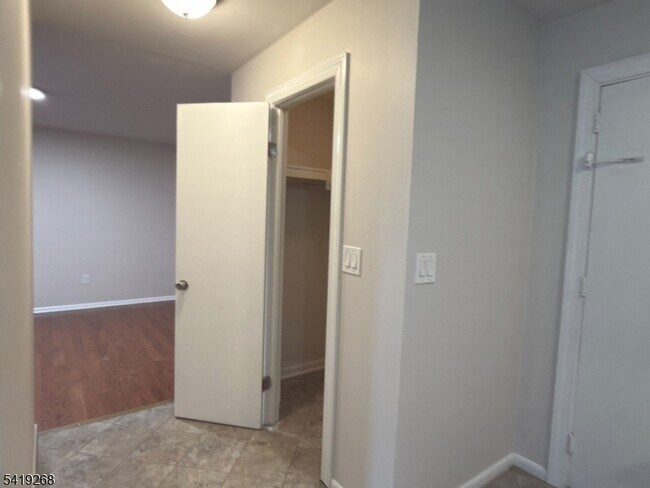 Building Photo - 39 Glenridge Ave