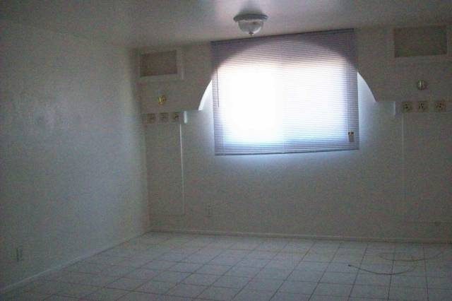 Building Photo - 1018 W 12th Pl