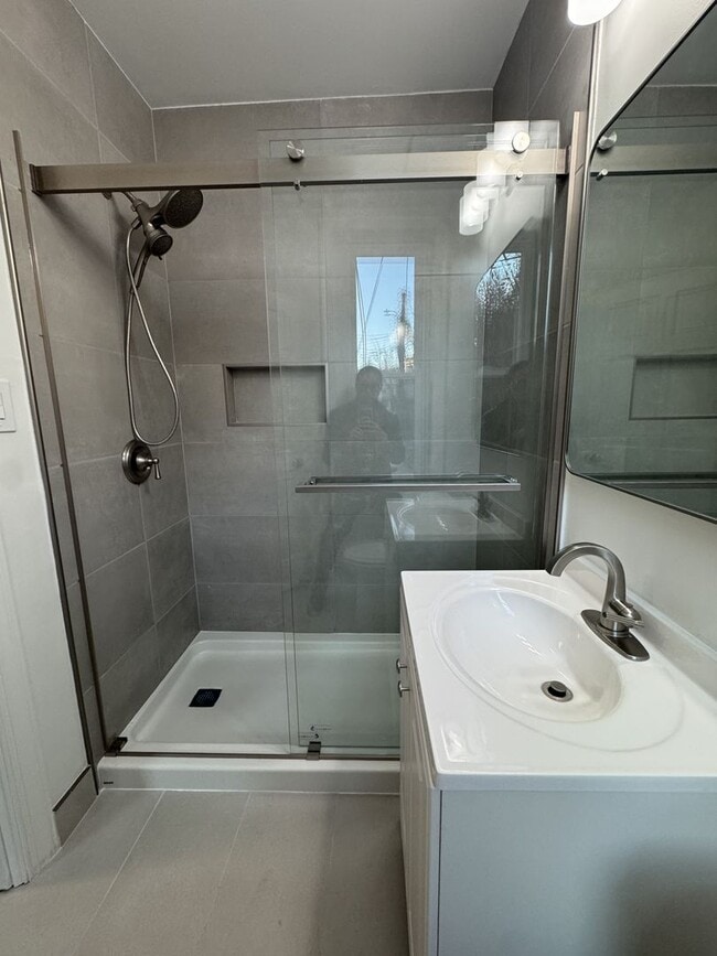 Building Photo - Centrally Located Renovated Large 1BR/1BA in Historic Dupont Circle Row House