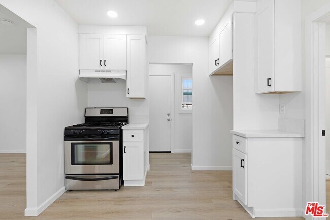 Building Photo - 580 W 15th St