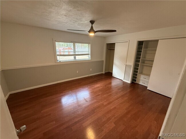 Building Photo - 920 N Lyle Ave