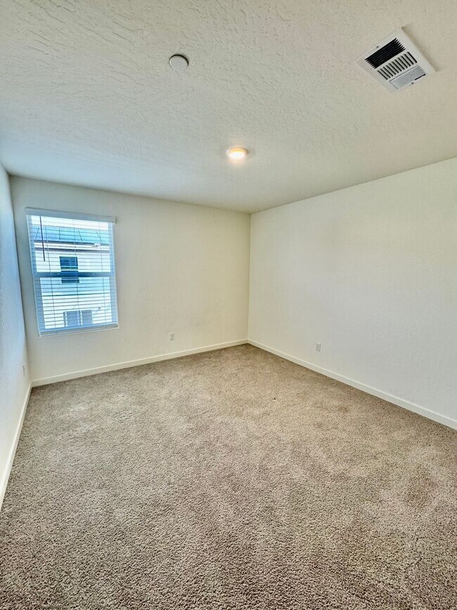 Building Photo - Huge 5 Bedroom + Den, 3 Bath Home Close to...