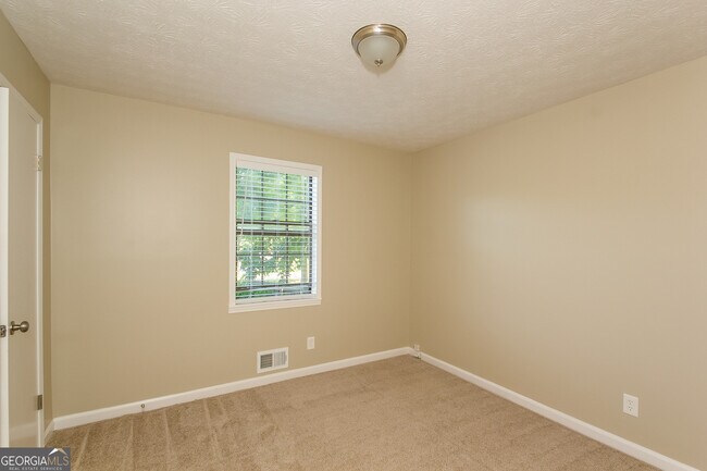 Building Photo - 684 Lookout Ct NW