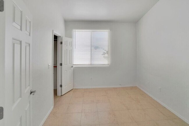 Building Photo - Gorgeous 3 Bedroom 2 Bath Home in Rita Ranch