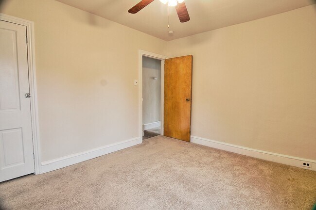 Building Photo - Spacious 4/5 Bedroom Home for Rent - Available Now!