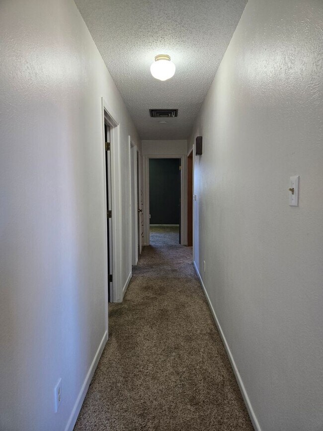Building Photo - 1324 Stratford Ln